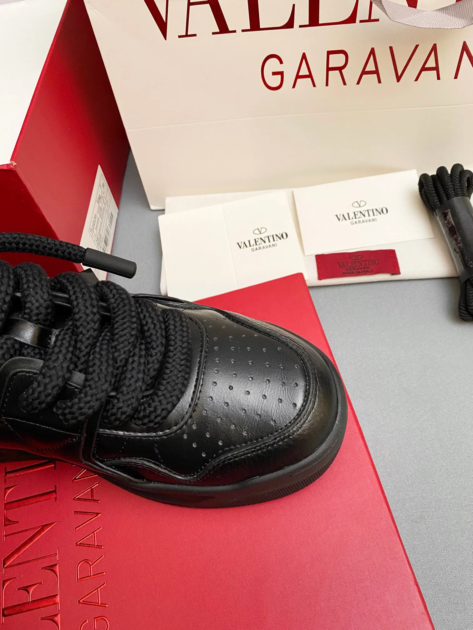 👟👟Ex-factory price 640👟👟 🔺Valentino🔺Valentino new casual shoes 2023 latest model hot style for catwalk couples, thick shoelaces, the same style as Elsa Hosk, Zhang Yixing, Guan Xiaotong and many other stars 🔥 Top version + lasting process, full oil edge on the upper. Fabric: Customized cowhide + cowhide lining with breathable mesh. Outsole: original molded TPU thickened outsole. Size for women is 35-40. Men’s size is 39-45.